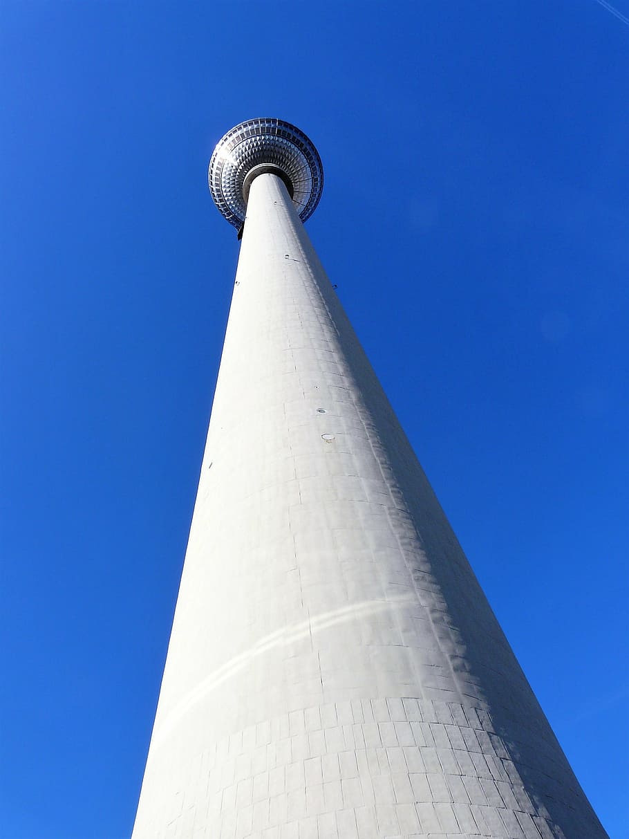 arkitektur, perspektiv, tårn, tv tårn, blå himmel, by, dome, meddelelse, høj - høj, skyfri himmel, udsendelse, bygget struktur, rejsemål, bygning udvendig, blå, himmel, teknologi, rejse, ingen mennesker, global kommunikation, lav vinkel visning, dag, miljø, udendørs, forurening, luftforurening, turkisfarvet, 2K