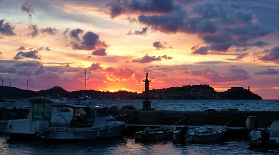 núvols, cel, drama, formen núvols, cel de la nit, posta de sol, portoferraio, mar, vermell, aigua, transport, vaixell nàutic, manera de transport, núvol - cel, amarrat, bellesa a la natura, escenics - natura, cap gent, naturalesa, color taronja, arquitectura, tranquil·litat, a l'aire lliure, idíl·lic, port, veler, vaixell de pesca, 2K, CC0, domini públic, lliure de regalies