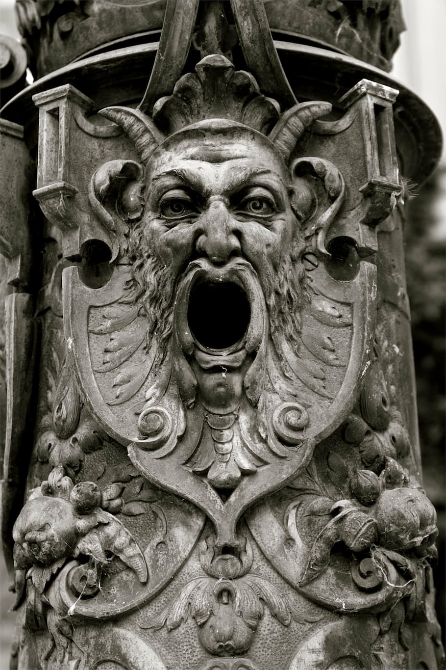 escultura de formigó gris, gòtic, cara, ferro, gàrgola, màscara, ulls, negre, ganyota, por, escultura, arquitectura, estàtua, primer pla, representació, cap gent, art i artesania, dia, creativitat, artesania, talla - producte artesanal, representació humana, patró, metall, a l'aire lliure, detall, antropomòrfic, centrar-se en primer pla, vell, ornamentat, talla, boca oberta, motiu floral, 4K