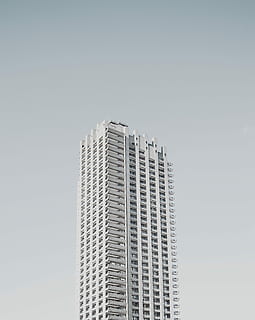 blanc, concret, de gran alçada, edifici, foto, gris, ennuvolat, cel, arquitectura, gratacels, senzillesa, mínim, exterior de l'edifici, estructura construïda, ciutat, alta - alta, exterior d’edifici d’oficines, cap gent, torre, vista d’angle baix, oficina, còpia espai, modern, dia, naturalesa, cel clar, a l'aire lliure, apartament, 2K, CC0, domini públic, lliure de regalies