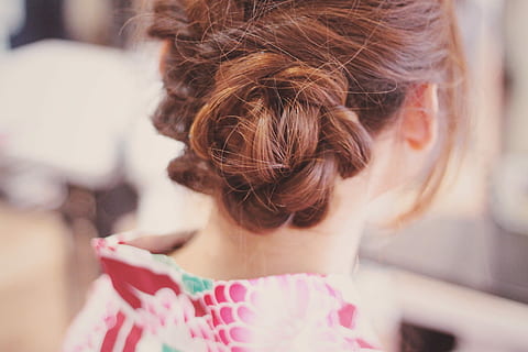 donna, rosa, bianca, floreale, cime, biondo, capelli, foto di messa a fuoco, capelli biondi, messa a fuoco, foto, donne, adulto, etnia caucasica, persone, femmine, una persona, giovani donne, immagine a colori, colpo alla testa, retrovisore, infanzia, solo bambini, Chignon, capelli castani, ritratto, acconciatura, prole, bambino, ragazze, concentrarsi sulle conoscenze acquisite, avvicinamento, innocenza, giorno, Capello umano, moda, 1080P, CC0, dominio pubblico, privo di copyright