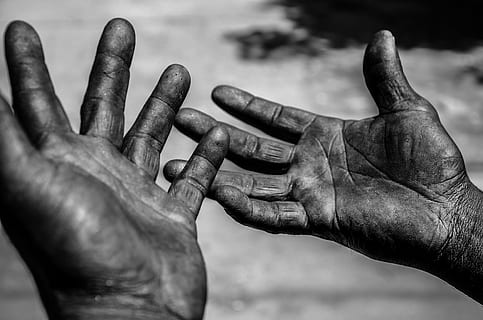 gråtonebillede, person, hænder, hånd, arbejder, arbejde, menneskelig hånd, menneskelig kropsdel, finger, mennesker, kropsdel, menneskelig finger, herrer, snavset, smuds, tæt på, voksen, senior voksen, smerte, hanner, menneskelig ledd, menneskelig lem, lemmer, fysisk skade, menneskeligt ansigt, menneskehår, 4K, CC0, offentligt domæne, royaltyfrie