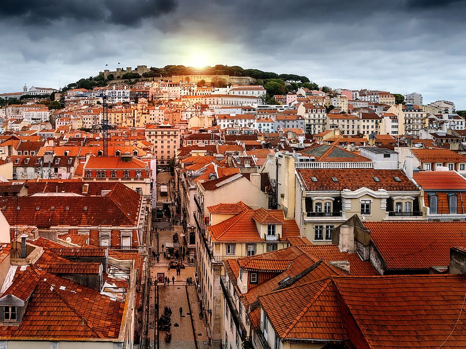 estructura de les aus d'aus, vista d'ulls, lisboa, retocar, posta de sol, tempesta, ciutat, portugal, horitzó, paisatge, urbà, paisatge urbà, sostre, arquitectura, europa, lloc famós, escena urbana, història, vista aèria, vell, cultures, carrer, viatjar, estructura construïda, edifici, exterior de l'edifici, barri residencial, multitud, ple de gent, núvol - cel, vista d’angle alt, cel, naturalesa, a l'aire lliure, multicolor, comunitat, casa, teula de teulada, 2K