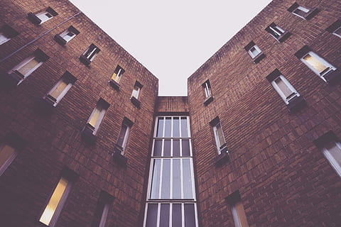 Flachwinkelaufnahmen, braun, Beton, Gebäude, niedrig, Winkel Fotografie, Weiß, Wolken, die Architektur, Backstein, Fenster, städtisch, Büro, Gebäudekomplex, Struktur, Glas, Stadt, Eingeschlossen, dunkel, großes Gebäude, Bürogebäude, rot, gebaute Struktur, Gebäudehülle, Flachwinkelansicht, keine Leute, Himmel, klarer Himmel, Tag, Ziegelwand, draußen, Wohngegend, Wand, Muster, Natur, Geschichte, Glas - Material, Wohnung, 5K, CC0, gemeinfrei, lizenzfrei