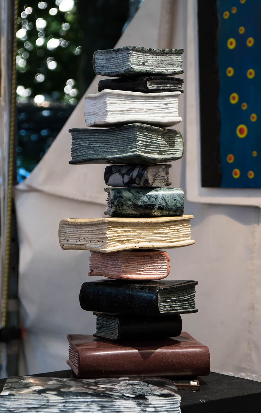 Bestil, bogstabel, reol, stak, litteratur, bibliotek, rygrad, stablet, sten-, Information, papir, uddannelse, foreninger, brugte bøger, gamle bøger, Antiquariat, Læs, gammel, romantisk, offentliggørelse, ingen mennesker, fokus på forgrunden, bord, stilleben, tæt på, variation, dag, valg, balance, stor gruppe af objekter, træ - materiale, metal, udendørs, gruppe af objekter, 5K