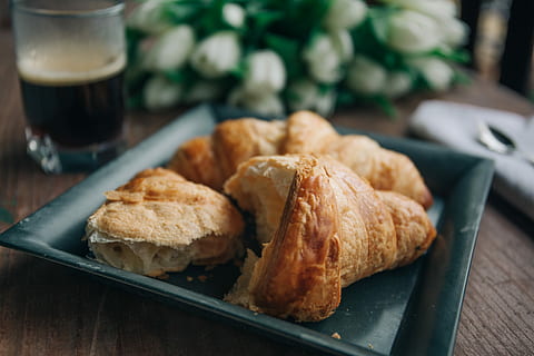 cuerno, verde, cerámico, plato, junto a, vaso, café, plato de cerámica, comida, desayuno, bocadillo, gastrónomo, Pastelería, un pan, frescura, horneado, mesa, de cerca, comida y bebida, adentro, nadie, listo para comer, beber, refresco, centrarse en primer plano, equipo doméstico, naturaleza muerta, alimentación saludable, frito, indulgencia, bienestar, bandeja, tentación, 5K, CC0, dominio público, libre de derechos