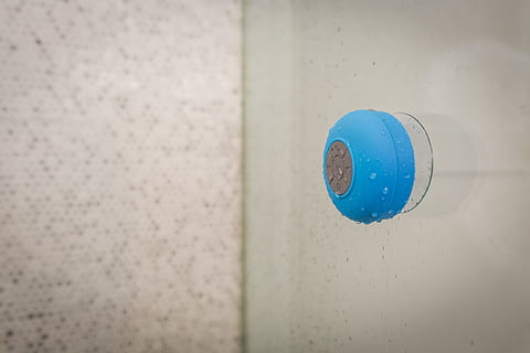 modrý, Bluetooth, mluvčí, elektronický, technologie, voděodolný, hudba, zvuk, mokré, voda, ruka, zeď, nástěnný prvek, geometrický tvar, nikdo, kruh, detail, tvar, kov, stavba, architektura, uvnitř, podepsat, bílá barva, sdělení, šroub, zaměřit se na popředí, design, den, vedení, stiskněte tlačítko, 4K, CC0, veřejná doména, bez autorských práv