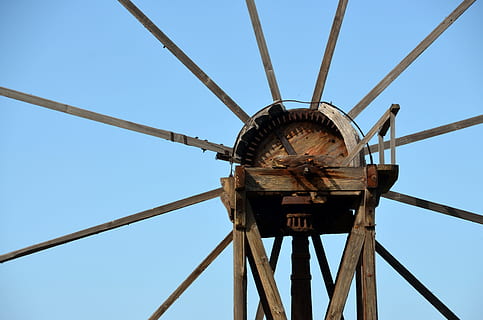 cel, roda, molí, molí de vent, molinet, energia eòlica, rodes, disseny, dia, vista d’angle baix, generació de combustible i energia, tecnologia, cel clar, blau, naturalesa, cap gent, arquitectura, a l'aire lliure, estructura construïda, connexió, assolellat, metall, llum solar, material de fusta, primer pla, energia renovable, 4K, CC0, domini públic, lliure de regalies