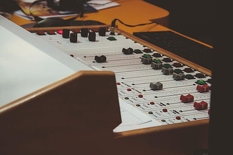 ukazující, šedá, Zvuk, mixéru, audio mixer, hudba, hudební nástroj, zábava, hraní, umění a zábavy, noční život, hudebník, koncert populární hudby, audio zařízení, vysoký úhel pohledu, nikdo, uvnitř, detail, den, umělecká kultura a zábava, technologie, řízení, Zařízení pro záznam zvuku, zvukový mixér, knoflík, zařízení, stálý život, hudební vybavení, selektivní zaměření, studio, kontrolní panel, v řadě, elektrické zařízení, 2K, CC0, veřejná doména, bez autorských práv