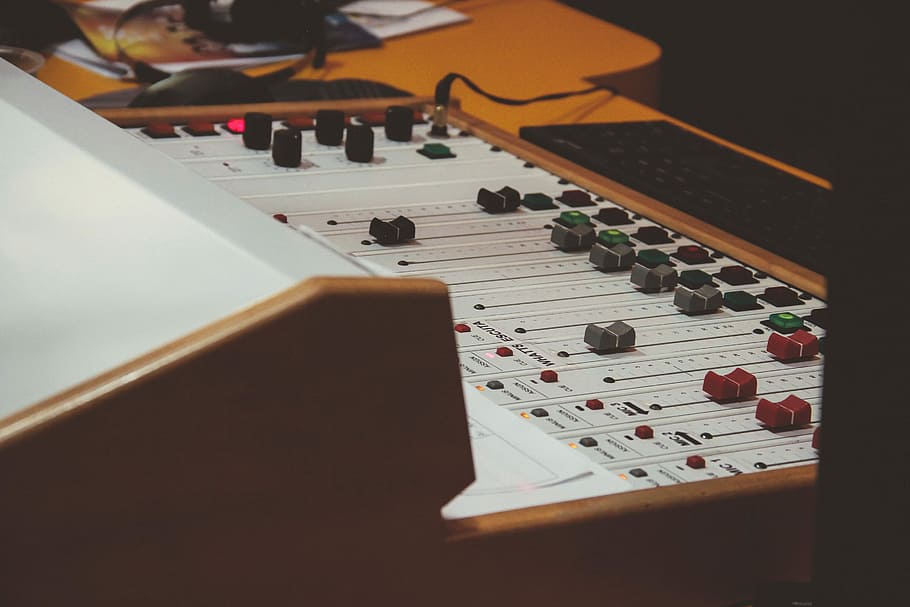mostrando, grigio, Audio, miscelatore, mixer audio, musica, strumento musicale, suono, divertimento, giocando, arte e intrattenimento, vita notturna, musicista, concerto di musica popolare, equipaggiamento audio, vista dall'alto, nessuno, in casa, avvicinamento, giorno, cultura artistica e intrattenimento, tecnologia, controllo, attrezzatura per la registrazione del suono, pomello, attrezzatura, natura morta, attrezzatura musicale, messa a fuoco selettiva, studio, pannello di controllo, di fila, materiale elettrico, 2K
