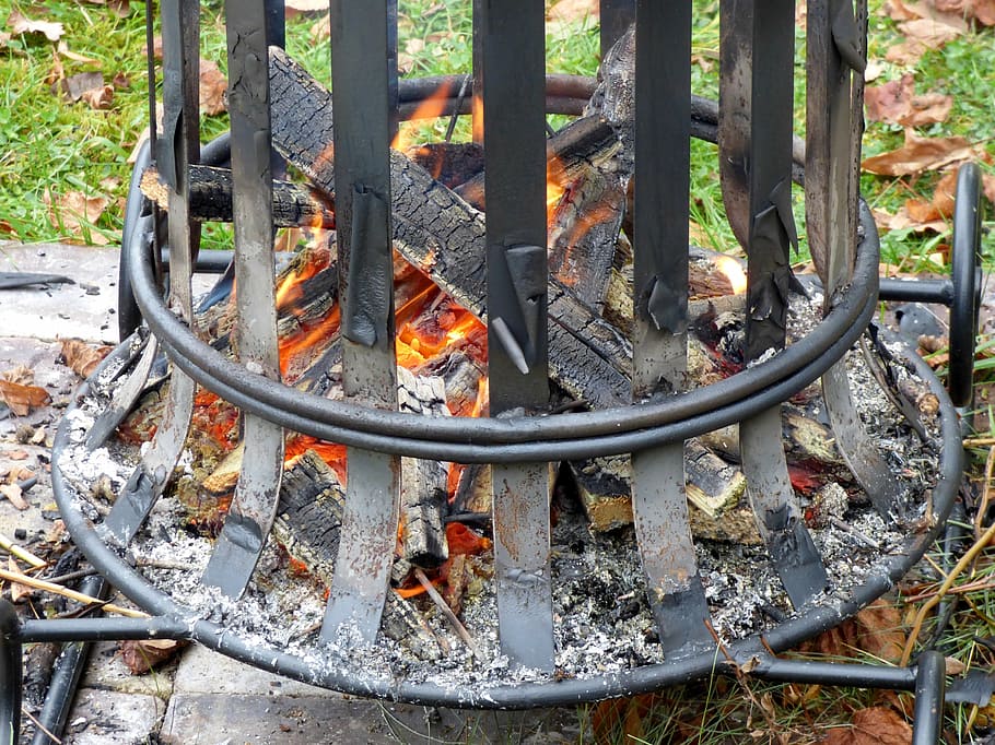 pou de foc, foc, flames, marca, brillar, calenta, calor, ferro forjat, cistella, cremar, fusta, cap gent, metall, naturalesa, dia, vista d’angle alt, cremant, flama, material de fusta, calor - temperatura, a l'aire lliure, terra, foc - fenomen natural, primer pla, límit, barana, arbre, barrera, tanca, part de la planta, roda, 4K