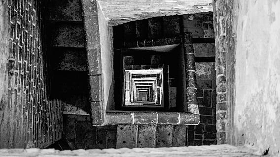 Treppe, Nieder, Spiral-, Perspektive, Muster, Beton, Schwarz und weiß, einfarbig, die Architektur, gebaute Struktur, Fenster, Gebäudehülle, alt, Gebäude, keine Leute, Tag, Wandbau - Funktion, verlassen, Haus, verwittert, Wand, beschädigt, heruntergewirtschaftet, draußen, Holz - Material, obsolet, Ablehnen, Ziegelwand, Verschlechterung, Backstein, Fensterrahmen, 2K, CC0, gemeinfrei, lizenzfrei