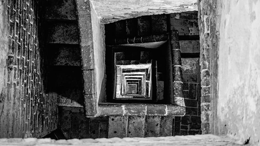 le scale, giù, spirale, prospettiva, modello, calcestruzzo, bianco e nero, monocromatico, architettura, struttura costruita, finestra, esterno dell'edificio, vecchio, costruzione, nessuno, giorno, caratteristica della parete, abbandonato, Casa, intemperie, parete, danneggiato, corri giù, all'aperto, legno - materiale, obsoleto, declino, muro di mattoni, deterioramento, mattone, telaio della finestra, 2K