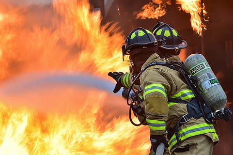 dois, bombeiro, laranja, chama, bombeiros, Treinamento, viver, fogo, controlada, protecção, perigo, equipamento, mangueira, capacete, spray, bocal, trabalho, prática, segurança, serviço, ocupação, fogo - fenômeno natural, ardente, calor - temperatura, acidentes e desastres, trabalhador de resgate, ocupação de serviços de emergência, sinal de aviso, natureza, chapéu, pessoas, placa, vestuário de proteção, homens, cuidados de saúde e medicina, Mangueira de incêndio, Heróis, ao ar livre, inferno, uniforme, governo, 2K, CC0, domínio público, royalty free
