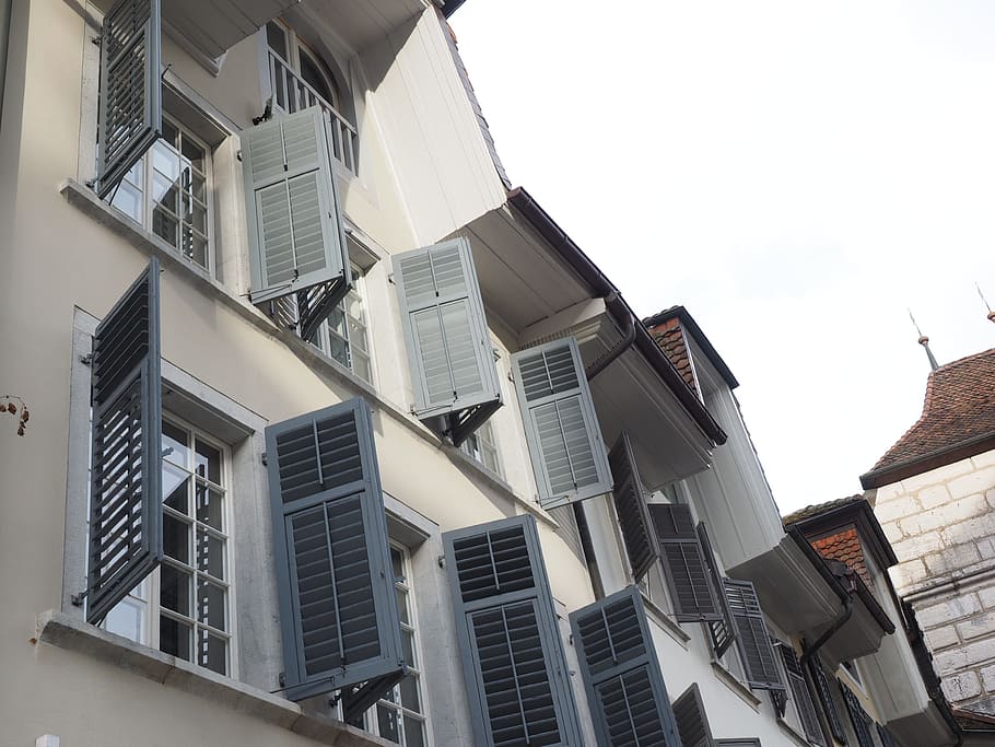 persianes, finestra, edifici, obert, casa, façana, ciutat, solothurn, estructura construïda, exterior de l'edifici, arquitectura, vista d’angle baix, cel, barri residencial, dia, cap gent, cel clar, naturalesa, a l'aire lliure, escala, escapament de foc, passos i escales, barana, balcó, gratacels, exterior d’edifici d’oficines, apartament, districte financer, 4K