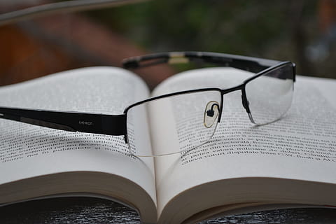 schwarz, gerahmt, Bügelbrillen, öffnen, Buch, Brille, Wissen, Studie, lesen, Bibliothek, Lernen, studieren, Literatur, Weisheit, Clever, Veröffentlichung, Bildung, Fokus auf den Vordergrund, Nahansicht, Tag, keine Leute, Stillleben, selektiver Fokus, Liebe, Seite, Auto, Kraftfahrzeug, draußen, Hochzeit, persönliches Accessoire, 1080P, CC0, gemeinfrei, lizenzfrei