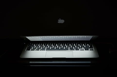 šedá, přenosný počítač, otočil, počítač, macbook, jablko, laptop, notebook, podnikání, moderní, technologie, Internet, design, sdělení, práce, mobilní, pohybliví, monitor, Zobrazit, klávesnice, bezdrátový, přístroj, zařízení, digitální, elektronický, počítačová klávesnice, ks, bezdrátové technologie, uvnitř, spojení, počítačové vybavení, nikdo, černé pozadí, studio shot, stůl, kopie prostor, detail, jeden objekt, vysoký úhel pohledu, temný, stálý život, globální komunikace, elektrické zařízení, 5K