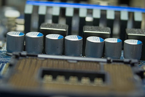 kapasitor, teknologi, komponen, naik, sirkuit, microchip, prosesor, intel, elektronik, pabrik, manufaktur, tidak ada orang, industri elektronik, industri, fokus selektif, merapatkan, bagian komputer, dalam ruangan, mesin, perangkat komputer, peralatan rekaman suara, kontrol, komputer, bisnis, panel kendali, keuangan, logam, berturut-turut, hari, koneksi, ekonomi, tekan tombol, 5K, CC0, domain publik, bebas royalti