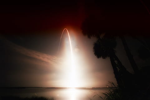 comet during nighttime, comet, nighttime, florida, atlantis, launch, rocket, silhouettes, palm trees, lake, water, reflections, nature, outside, contrail, morning, night, dark, sky, reflection, no people, scenics, sun, scenics - nature, beauty in nature, tranquility, tree, tranquil scene, sunset, palm tree, tropical climate, plant, sea, idyllic, cloud - sky, sunbeam, outdoors, 2K, CC0, public domain, royalty free