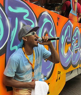 muž, zpěv, vedle, oranžový, autobus, zpěvák, rapper, rap, mikrofon, večírek, šťastný, graffiti, sluneční brýle, nastat, dělat hudbu, domácí zvíře, vyvrcholil, hudba, pouze jeden muž, jedna osoba, umělec, lidé, koncentrace, dospělý, skutečných lidí, volnočasové aktivity, životního stylu, samci, muži, neformální oblečení, mladí muži, mladého dospělého, hospodářství, tvořivost, den, umění a řemesla, chlapci, pas nahoru, umělecká kultura a zábava, vícebarevné, dovednost, dospívající chlapci, 2K, CC0, veřejná doména, bez autorských práv