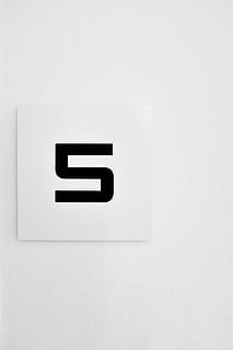 5 „flashcard“ tapetai, 5 numeris, balta, fonas, rašymas, tekstūra, tekstą, simbolis, komunikacijos, sienų kūrimo funkcija, nėra žmonių, balta spalva, patalpose, kopijavimo vietos, Iš arti, numeris, juoda spalva, pastatyta struktūra, sienos, architektūra, ženklas, Vakarų scenarijus, baltas fonas, laikas, 5K, CC0, Viešasis domenas, nemokamai