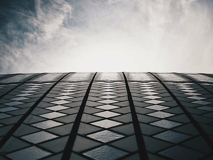 pavimento di cemento grigio, architettura, costruzione, infrastruttura, struttura, istituzione, appartamento, finestre, condominio, Hotel, nuvole, cielo, modello, nessuno, struttura costruita, giorno, edificio per uffici esterno, all'aperto, Inquadratura dal basso, forma, natura, nuvola - cielo, sfondi, esterno dell'edificio, città, prospettiva decrescente, riflessione, forma geometrica, metallo, strutturato, grattacielo, composito digitale, direttamente sotto, pavimento piastrellato, 4K, CC0, dominio pubblico, privo di copyright