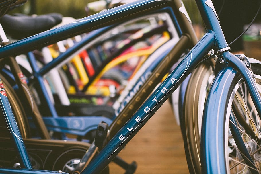 primer pla, foto, verd, elèctric, bicicleta, durant el dia, borrós, cotxe, electra, ràpid, diversió, oci, poder, seient, carrer, sistema de transport, viatjar, vehicle, roda, transport, multicolor, cap gent, esport, dia, a l'aire lliure, pneumàtic, manera de transport, centrar-se en primer pla, metall, en fila, enfocament selectiu, gent, a l'interior, vehicle terrestre, venda al detall, botiga, ordre, negocis, negoci petit, va parlar, acer, aliatge, economia, consumisme, 4K