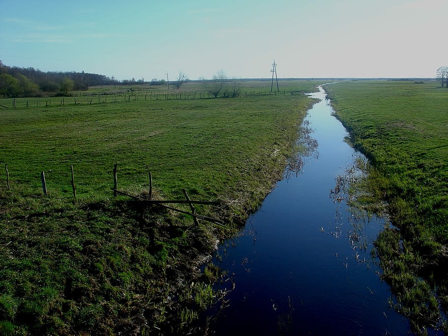 Quellwasser, Natur, Frühling, Wasser, Bach, Feld, Landwirtschaft, ländliche Szene, Landschaft, keine Leute, Ruhe, Pflanze, ruhige Szene, Himmel, Szenen - Natur, Gras, Schönheit in der Natur, grüne Farbe, Land, Umgebung, Tag, Nicht-städtische Szene, Wachstum, Baum, draußen, Kanal, 2K