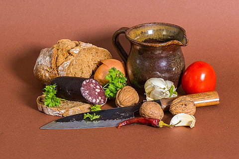 vespres, berenar, pa, menjar, cuinar, salsitxa, substancial, saludable, All, julivert, menjar i beguda, a l'interior, natura morta, frescor, taula, vegetals, alimentació saludable, cap gent, ingredient, espècia, benestar, primer pla, material de fusta, llest per menjar, jar, tomàquet, carn, taula de tallar, herba, 2K, CC0, domini públic, lliure de regalies
