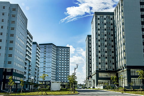 dormitori, edifici, cel, núvol, blau, arbre, paisatge, arquitectura, escena urbana, modern, estructura construïda, exterior de l'edifici, ciutat, paisatge urbà, gratacels, carrer, exterior d’edifici d’oficines, núvol - cel, barri residencial, naturalesa, dia, cap gent, vista d’angle baix, oficina, carretera, a l'aire lliure, llum solar, apartament, 2K, CC0, domini públic, lliure de regalies
