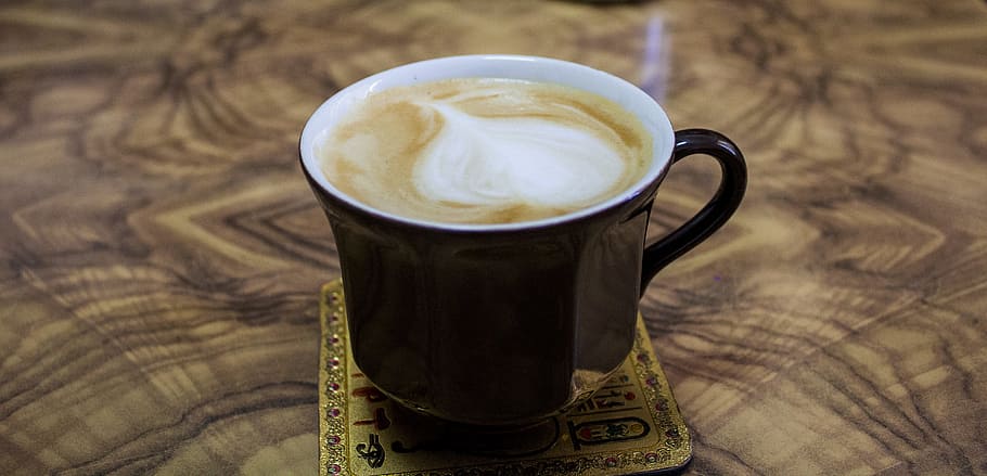 cappuccino, nero, ceramica, boccale, bevanda, prima colazione, caffeina, caffè, bevanda al caffè, crema, tazza, tazza di caffè, bere, caffè espresso, schiuma, cibo, caldo, latte, moca, tavolo, legna, rinfresco, cibo e bevande, caffè - bevanda, in casa, bevanda spumosa, concentrarsi sulle conoscenze acquisite, bevanda calda, nessuno, natura morta, avvicinamento, singolo oggetto, latte macchiato, vasellame, 5K