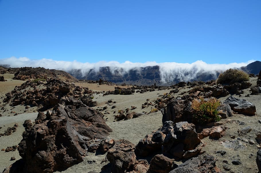 Wolken, Berge, Himmel, Landschaft, Nebel, Teneriffa, Natur, Blau, Aussicht, Kanarische Inseln, Nebelwolken, mystisch, Gipfel, Ausblick, Szenen - Natur, Ruhe, ruhige Szene, Schönheit in der Natur, Rock, Tag, Rock - Objekt, Nicht-städtische Szene, Pflanze, keine Leute, solide, Umgebung, Berg, Land, Sonnenlicht, Felsformation, trockenes Klima, Klima, erodiert, halbtrocken, 4K