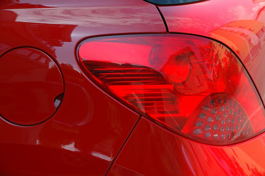 baglygte, auto, hold op, lampe, stop lampe, rød, spotlight, bilhale lys, bil, transportmidler, land køretøj, ingen mennesker, dag, motor køretøj, transportform, tæt på, glas - materiale, indendørs, baggrunde, høj vinkel visning, afspejling, gennemsigtig, metal, levende farve, forlygte, belysningsudstyr, elektrisk lampe, 2K