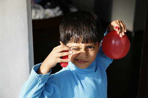 dreng, slidt, blå, top, ballon, ekspression, sjov, indien, indian, barn, børn, spille, rød, barndom, kun børn, sjovt, drenge, mennesker, lykke, indendørs, en person, bedrift, forfra, portræt, hovedskud, afslappet tøj, livsstil, rigtige mennesker, herrer, fokus på forgrunden, fritidsaktivitet, smilende, pandehår, frisure, 5K, CC0, offentligt domæne, royaltyfrie