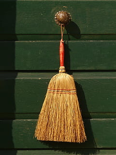 brun, broom wall decor, kost, komme tilbake, bo, front, dør, dør, inngangsdør, dør, ren, rengjøring, tre - materiale, feiing, rengjøringsutstyr, ingen folk, hygiene, veggbyggingsfunksjon, dag, natur, sollys, nærbilde, stilleben, innendørs, skygge, mønster, rød, grønn farge, bygget struktur, menneskeskapte, 2K, CC0, offentlig domene, opphavsrett gratis