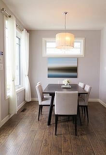 dreptunghiular, masa de masă top-brown, sala de mese, masa, scaune, ferestre, cameră, casă, Acasă, interior, decor, upscale, şedere, în interior, mobilier, mobila, contemporan, stil, modern, apartament, mobilat, acasă interior, lemn de esență tare, home interior vitrine, fereastră, scaun, camera de zi, pardoseală, lemn, absență, nici o persoana, zi, arhitectură, echipamente de iluminat, culoare alba, gol, tavan, luxos, 4K, CC0, domeniu public, fără drepturi de autor