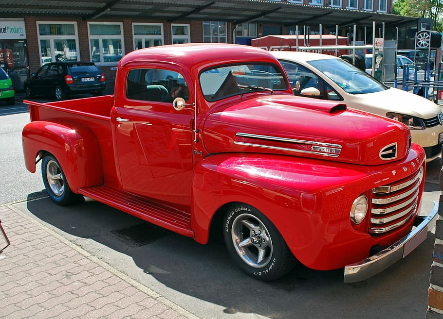 auto, Ford, lastbil, oldtimer, klassisk, krom, USA, køretøj, transportsystem, køre, hjul, rød, transportform, transportmidler, land køretøj, bil, motor køretøj, by, arkitektur, gade, dag, bygget struktur, retro stylet, vintage bil, bygning udvendig, stationær, tilfældige mennesker, udendørs, parkering, 2K