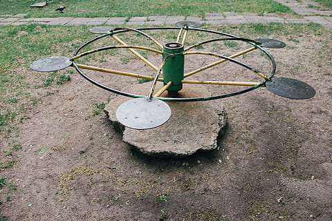 gamle brudte karrusel, gammel, gået i stykker, karrusel, Andet, cykel, udstyr, udendørs, dag, ingen mennesker, hængende, sport, vand, metal, høj vinkel visning, natur, cirkel, grøn farve, jord, geometrisk form, plante, Mark, form, græs, transportmidler, transportform, antik, hjul, 4K, CC0, offentligt domæne, royaltyfrie