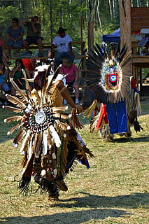 stregone indiano, nativo, ballerino, piumato, tradizione, Canada, British Columbia, giorno, persone reali, gruppo di persone, costume, danza, abbigliamento tradizionale, natura, cultura artistica e intrattenimento, celebrazione, all'aperto, capi di abbigliamento, maschera, persone accessorie, grande gruppo di persone, piuma, prestazione, travestimento, festival tradizionale, Festival, carnevale - evento di celebrazione, danza tradizionale, 1080P, CC0, dominio pubblico, privo di copyright