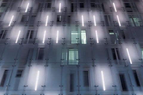 homes, negre, 3 pel·lícules, encara, edifici de formigó blanc, blanc, concret, llum, finestra, edifici, estructura, arquitectura, arquitectura i edificis, resum, fons, cap gent, il·luminat, nit, equips d’il·luminació, estructura construïda, vista d’angle baix, exterior de l'edifici, a l'aire lliure, patró, marc complet, ciutat, llum - fenomen natural, en fila, vidre - material, barri residencial, repetició, sostre, 4K, CC0, domini públic, lliure de regalies
