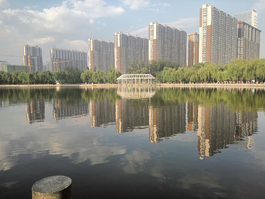 parc, llac, edifici, reflexió, aigua, arquitectura, davant del mar, exterior de l'edifici, cel, núvol - cel, cap gent, a l'aire lliure, dia, estructura construïda, ciutat, naturalesa, exterior d’edifici d’oficines, horitzó urbà, paisatge, barri residencial, tranquil·litat, gratacels, paisatge urbà, modern, districte financer, 4K