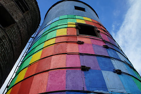 silos, zaliczka, zbiornik, niski kąt widzenia, niebo, architektura, zbudowana struktura, na zewnątrz budynku, dzień, żadnych ludzi, wielobarwne, Natura, niebieski, budynek, na dworze, Miasto, wysoki - wysoki, cylinder, wieża, czerwony, okno, w paski, światło słoneczne, 4K, CC0, domena publiczna, darmowe zdjęcia