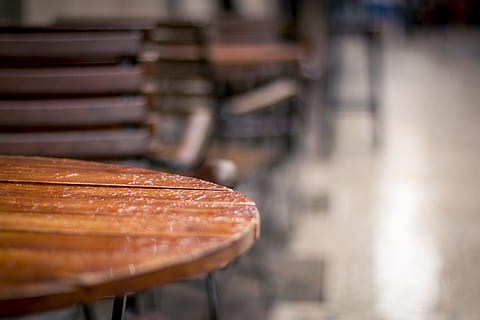ristorante, tavolo, pioggia, bagnato, piovere, cibo e bevande, cibo, attività commerciale, nessuno, in casa, concentrarsi sulle conoscenze acquisite, architettura, industria alimentare e delle bevande, industria, messa a fuoco selettiva, avvicinamento, preparazione, stanza domestica, freschezza, fabbrica, grande gruppo di oggetti, giorno, pila, economia, 5K, CC0, dominio pubblico, privo di copyright