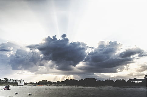 Solstraaler, skyer, himmel, strand, sky - himmel, vand, natur, arkitektur, sollys, solstråle, scenics - natur, hav, by, skønhed i naturen, ingen mennesker, bygget struktur, bygning udvendig, ro, dramatisk himmel, udendørs, transportmidler, sol, bybilledet, linseflare, 1080P, CC0, offentligt domæne, royaltyfrie