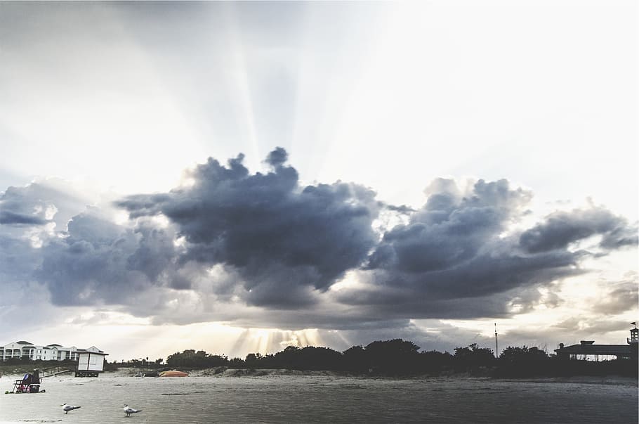 Solstraaler, skyer, himmel, strand, sky - himmel, vand, natur, arkitektur, sollys, solstråle, scenics - natur, hav, by, skønhed i naturen, ingen mennesker, bygget struktur, bygning udvendig, ro, dramatisk himmel, udendørs, transportmidler, sol, bybilledet, linseflare, 1080P