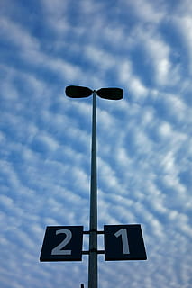 lys, skyer, himmel, himlen skyer, blå himmel skyer, vejr, udendørs, cirrus, retning, sky - himmel, lav vinkel visning, ingen mennesker, dag, natur, gadebelysning, belysningsudstyr, gade, skilt, nummer, meddelelse, pol, projektør, blå, vejskilt, belyst, pil symbol, 4K, CC0, offentligt domæne, royaltyfrie