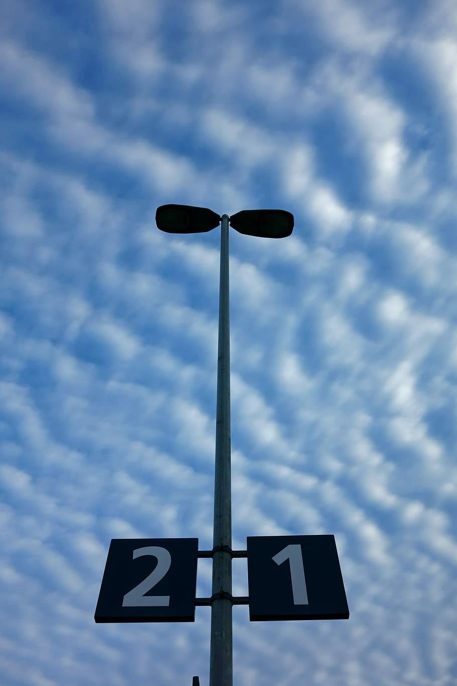 lys, skyer, himmel, himlen skyer, blå himmel skyer, vejr, udendørs, cirrus, retning, sky - himmel, lav vinkel visning, ingen mennesker, dag, natur, gadebelysning, belysningsudstyr, gade, skilt, nummer, meddelelse, pol, projektør, blå, vejskilt, belyst, pil symbol, 4K
