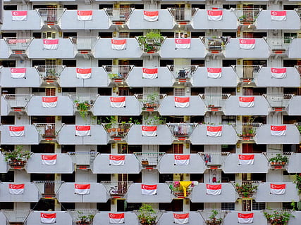 architectuur, gebouw, infrastructuur, facade, groen, fabriek, residenties, grote groep objecten, achtergronden, geen mensen, rood, volledig kader, herhaling, overvloed, in een rij, arrangement, zij aan zij, witte kleur, bestellen, ingebouwde structuur, opknoping, dag, buitenshuis, detailopname, buitenkant van het gebouw, communicatie, 2K, CC0, publiek domein, royaltyvrij