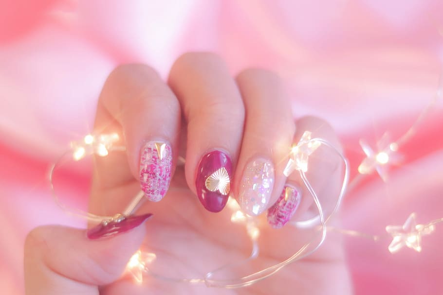 dona, mostrant, art d'ungles, dones, manicura, joieria, ungla, primer pla, bellesa, mà humana, luxe, femelles, producte de bellesa, moda, bonic, glamour, brillant, gent, color rosa, dit humà, part del cos humà, una persona, adult, mà, part del cos, dit, ungles, esmalt per a les ungles, centrar-se en primer pla, celebració, porpra, 1080P