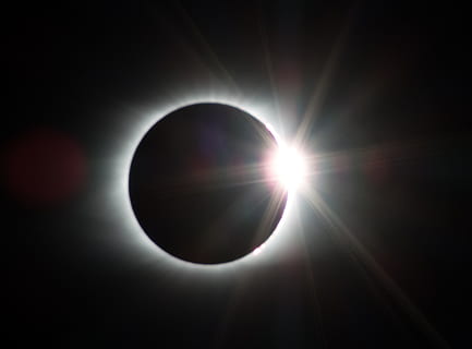 tæt på, fotografering, sol, formørkelse, 2017, corona, diamantring, plads, himmel, astronomi, nat, naturligt fænomen, ingen mennesker, videnskab, solformørkelse, natur, stjerne - rum, planet - rum, sfære, lys - naturligt fænomen, form, cirkel, belyst, 4K, CC0, offentligt domæne, royaltyfrie
